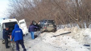 ДТП в Новосибирске: «Форд» выбросило на встречку, "Мицубиси" на снежный вал
