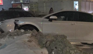 ДТП в Новосибирске: Toyota Camry улетел в сугроб