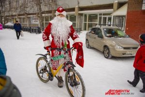 Традиционный велозаезд устроили Деды Морозы в Новосибирске