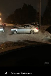 ДТП на Бердском шоссе: машина врезалась в столб недалеко от «Гиганта»