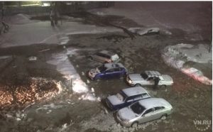 Всем миром в Бердске спасли машины от вмерзания в лед