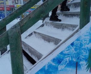 Опасную дырку на горке в снежном городке у ДК «Родина» в Бердске ликвидировали