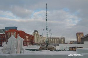 В Новосибирске устанавливают главную городскую елку на площади Ленина