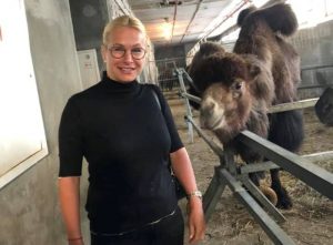 Анну Терешкову из департамента культуры мэрии Новосибирска укусила зебра