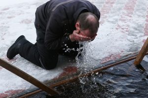 Заключенные новосибирской колонии смыли грехи на Крещение
