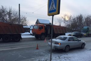 В Новосибирске два автомобиля сбили ребенка на «зебре»