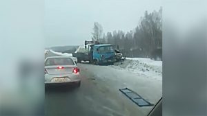ДТП под Новосибирском: фура вылетела с трассы