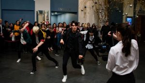 Новосибирские танцоры повторили танец популярной корейской группы в «Победе»