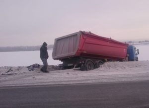 Смертельное ДТП под Бердском на трассе Р-256: столкнулись грузовик и две легковушки