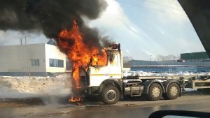 Новосибирск: загорелся грузовик с газовым баллоном, пострадал водитель