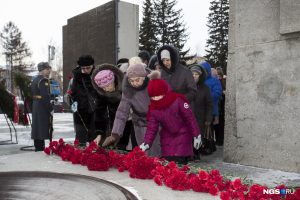 200 новосибирцев вышли на мороз в память о блокаде Ленинграда