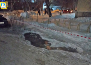 В Октябрьском районе Новосибирска прорвало теплотрассу — по улицам течёт горячая вода