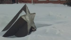 В Новосибирске пропала звезда с памятника Героям Отечества на Сибиряков-Гвардейцев