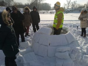 Мастер-класс по постройке домов из снега прошел у карьера на Горской