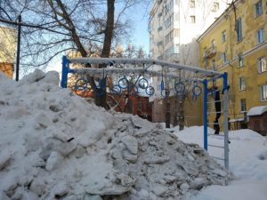 Новосибирск: стальной детский городок во дворе укрепили снегом