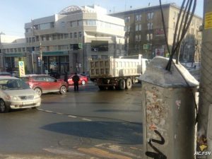 Высоковольтные провода упали на дорогу в центре Новосибирска