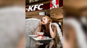 Девушка-ангел в ТРЦ «Эдем» ела крылышки KFC