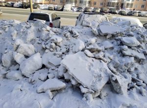 В Новосибирске на Гребенщикова неудачно почистили снег — он перегородил входы на тротуар