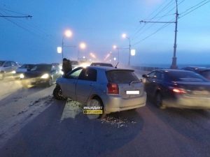 ДТП на Октябрьском мосту: образовалась пробка