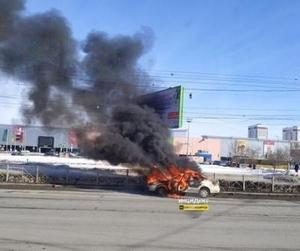 Автомобиль вспыхнул в Новосибирске возле «Меги»