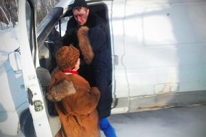В Новосибирске зоозащитницу прокатили на дверях «Газели» за отказ взять щенка