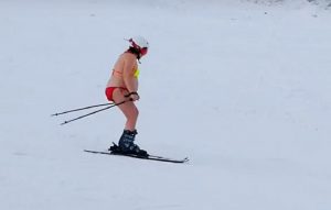 Беременная жительница Новосибирска прокатилась на лыжах в купальнике