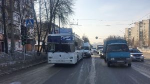 В Новосибирске маршрутка врезалась в автобус: пострадали двое