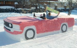 Новосибирский студент слепил из снега кабриолет и устроил в нём фотосессию в шортах
