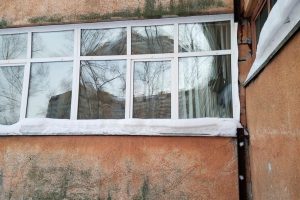 Прокуратура проверит новосибирский лицей с лопнувшими окнами