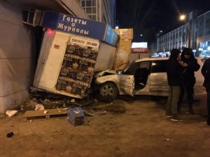 ДТП в Новосибирске: иномарка протаранила газетный киоск