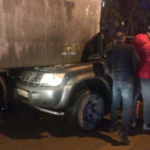 ДТП под Новосибирском: внедорожник въехал в фуру, водитель в больнице