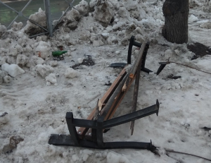 Дорожники Новосибирска сломали скамейку во время чистки тротуара на Богдашке