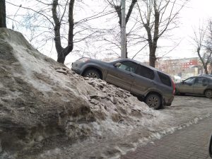 Крутая парковка: новосибирский водитель заехал на гору снега