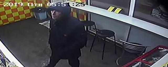 Полиция Новосибирска ищет грабителя, напавшего с ножом на продавца киоска