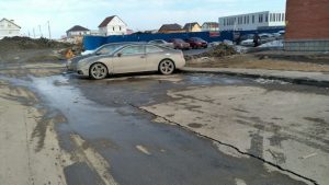 Новосибирск: жители многоэтажки в «Чистой Слободе» пожаловались на бурую воду с песком