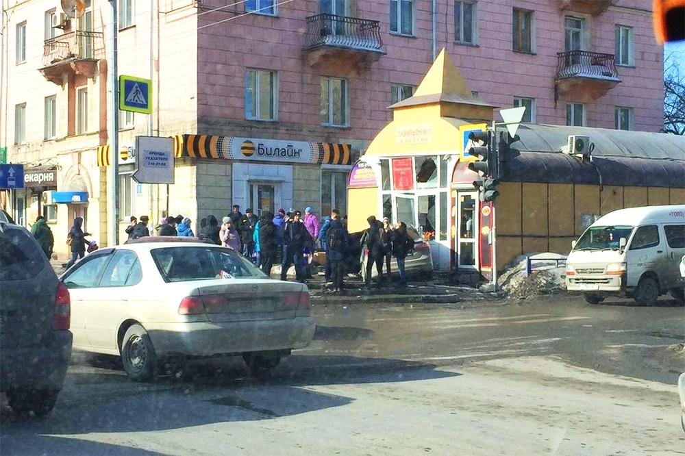 ДТП в Новосибирске: автомобиль протаранил торговый павильон