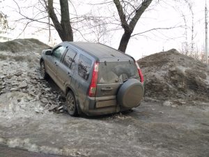 Крутая парковка: новосибирский водитель заехал на гору снега