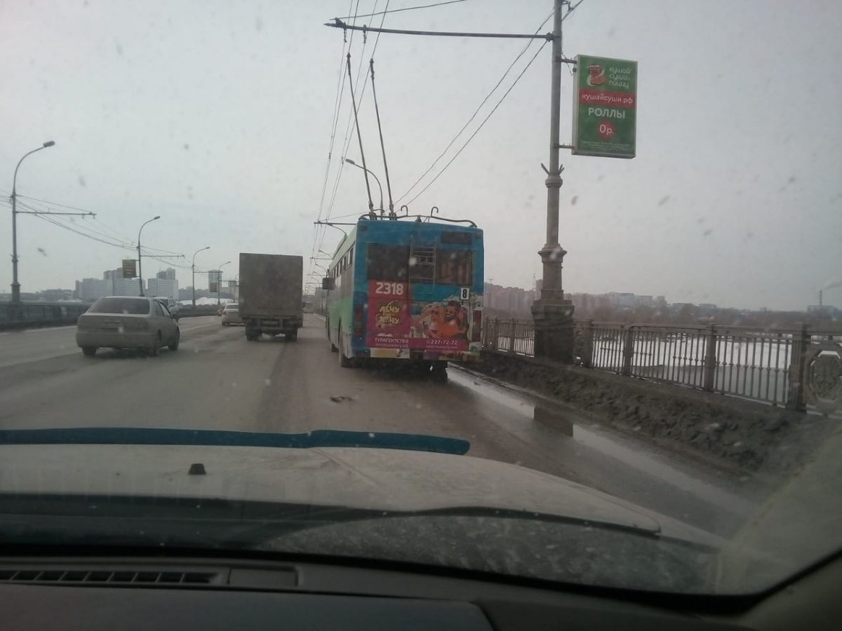 На Коммунальном мосту в Новосибирске застряли троллейбусы