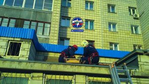 Новосибирск: мужчина прыгнул из окна 10-этажного общежития и сломал ногу