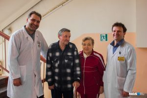 Новосибирская пенсионерка упала на фигурку петуха и потеряла 9 литров крови