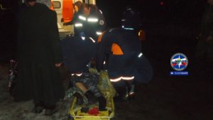 Спасатели МАСС несли больного мужчину на руках по грязи