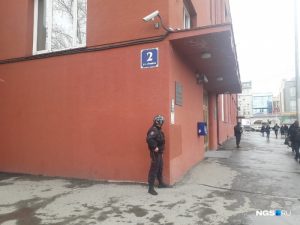 Росгвардия оцепила здание Госбанка на площади Ленина в Новосибирске