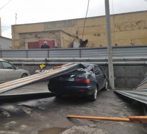 Ураган в Новосибирске: ветер сорвал крыши и повалил остановку