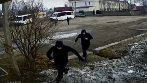 Новосибирск: неизвестные в масках с молотками напали на маршрутчиков
