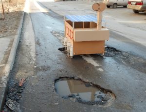 Новосибирский студент снял картонный марсоход на фоне дорожных ям