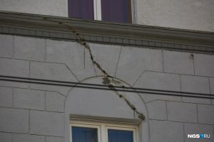 В Новосибирске залили цементом трещины на доме в центре города