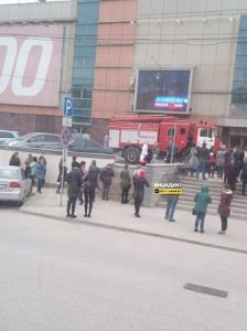 Полиция Новосибирска эвакуирует людей из ТЦ «Версаль»