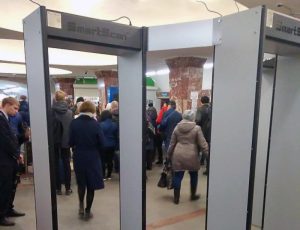 В метро на станции «Площадь Маркса» поставили 5 новых металлодетекторов
