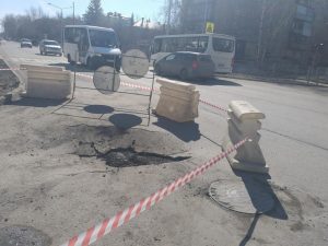Провал в Бердске: просел асфальт на ул. Герцена