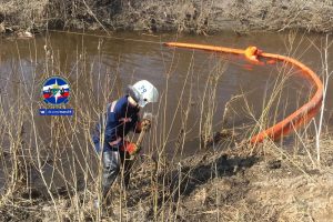 Спасатели Новосибирска остановили разлив нефтепродуктов на реке Тула